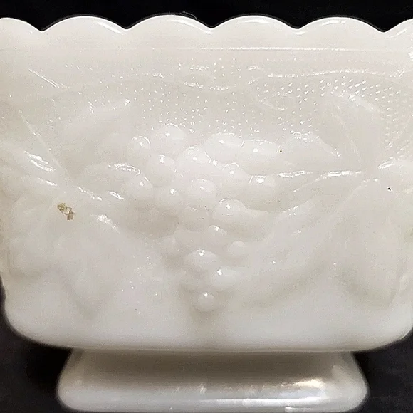 Anchor Hocking (?) Milk Glass Pedestal Planter/Vase/Candy Dish - Picture 3 of 12